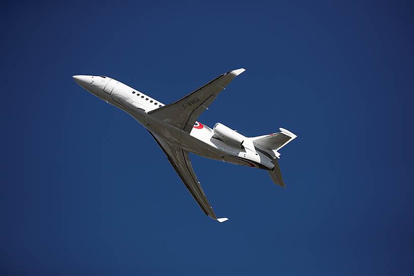 Реактивный самолет бизнес-класса Dassault Falcon 8X участвует в торжественной программе открытия авиасалона