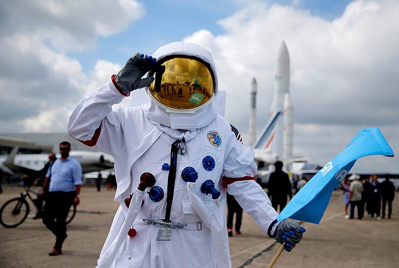 Сотрудник компании Cobham Aerospace Communications в костюме астронавта