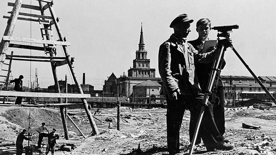 Строительство Казанского вокзала на Комсомольской площади в 1940-х годах 