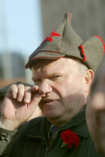 Геннадий Зюганов на митинге, 2003 год 