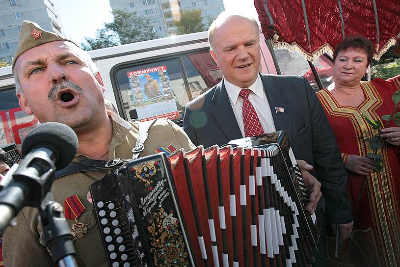 Геннадий Зюганов и гармонист, 2007 год 