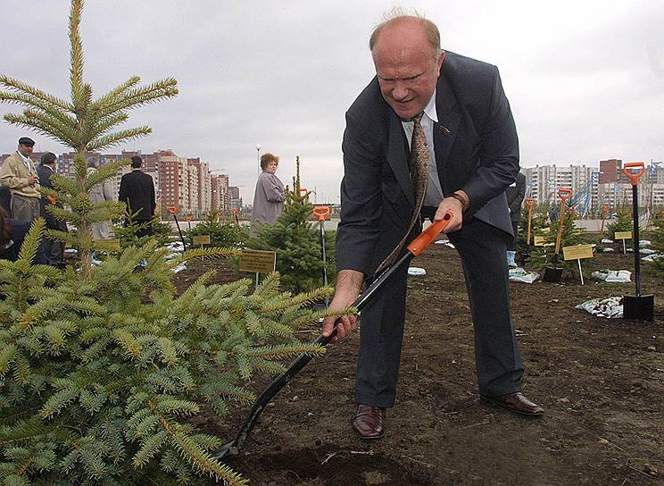 Геннадий Зюганов на субботнике, 2003 год 