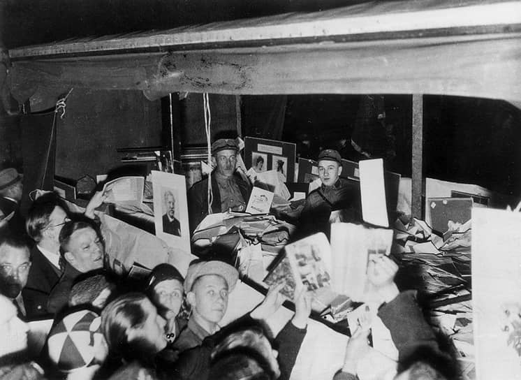 10 мая 1933 года около 20 тыс. книг и журналов и 5 тыс. фотографий из библиотеки института были сожжены на берлинской Опернплатц (в настоящее время — Бебельплатц) вместе с книгами «антинемецких» авторов. В костер из книг полетел и бюст Магнуса Хиршфельда 