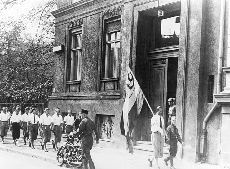 Члены Национал-социалистического союза студентов Германии ворвались в институт 