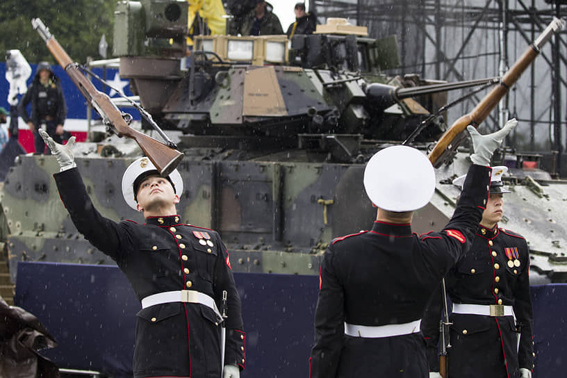 Вашингтон, округ Колумбия. Морские пехотинцы на празднике 