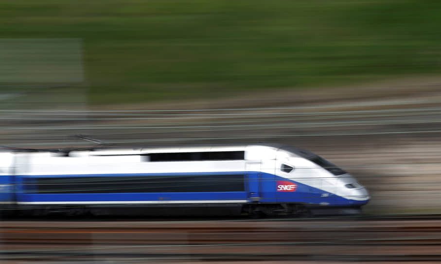 В тройке лидеров оказался французский поезд TGV. У него была зафиксирована скорость 271,8 км/ч на участке между станциями Champagne-Ardenne (Реймс) и Lorraine (между городами Мец и Нанси)