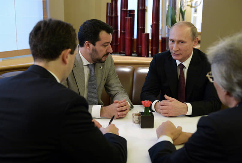 Президент РФ Владимир Путин (справа) и лидер партии «Лига» Маттео Сальвини