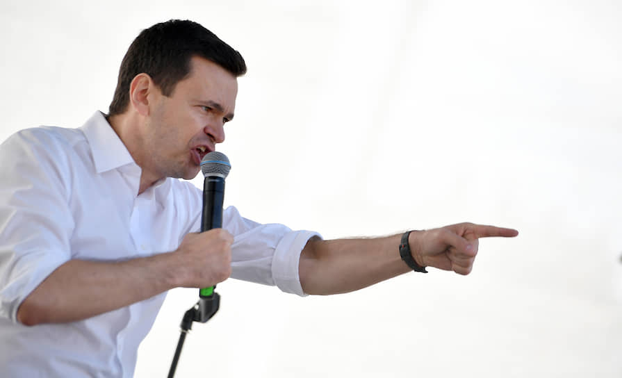 Илья Яшин во время выступления на митинге