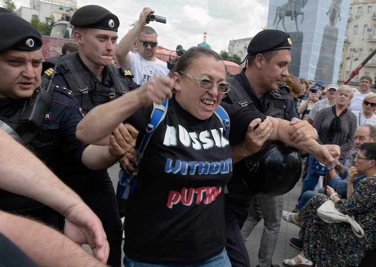 Задержания протестующих начались примерно за час до начала акции
