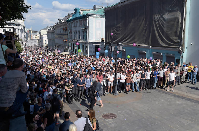 Наиболее серьезные столкновения полиции и протестующих происходили в Столешниковом переулке