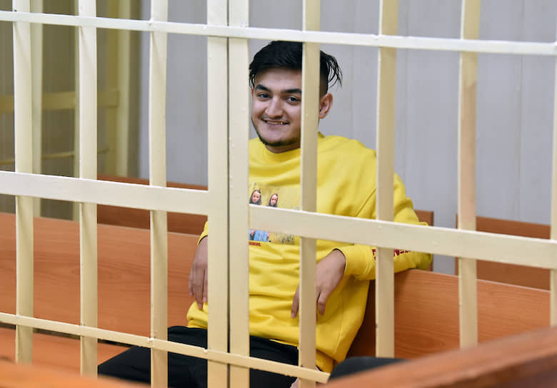 , 21 год, рэпер. Задержан 27 июля. 1 августа следствие предъявило ему обвинение в применении насилия к представителям власти (ч. 1 ст. 318 УК РФ) — по официальной версии, бросил пластиковую бутылку с жидкостью в спину одного из росгвардейцев. 27 ноября Тверской суд вернул дело Раджабова обратно в прокуратуру для уточнения деталей. Новое обвинение было предъявлено 30 ноября. 24 декабря Мещанский суд Москвы признал Раджабова виновным и назначил штраф 100 тыс. руб., но освободил от назакания с учетом срока под стражей