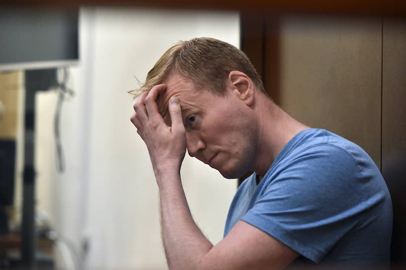 , 36 лет, волонтер штаба независимого кандидата в депутаты Мосгордумы Любови Соболь. По данным СМИ, 5 августа следствие сменило статус господина Фомина со свидетеля на подозреваемого. Официально информация не подтверждена. В сюжете телеканала «Россия 1» говорится, что Сергей Фомин «заводил толпу, перекрывал улицу и прикрывался грудным ребенком, чтобы пройти через оцепление». 5 августа объявлен в розыск. Заочно господину Фомину предъявлено обвинение по ч. 2 ст. 212 УК РФ (участие в массовых беспорядках). 8 августа добровольно сдался полиции. Арестован Басманным судом Москвы 9 августа до 8 октября. 3 сентября по ходатайству Следственного комитета переведен под домашний арест