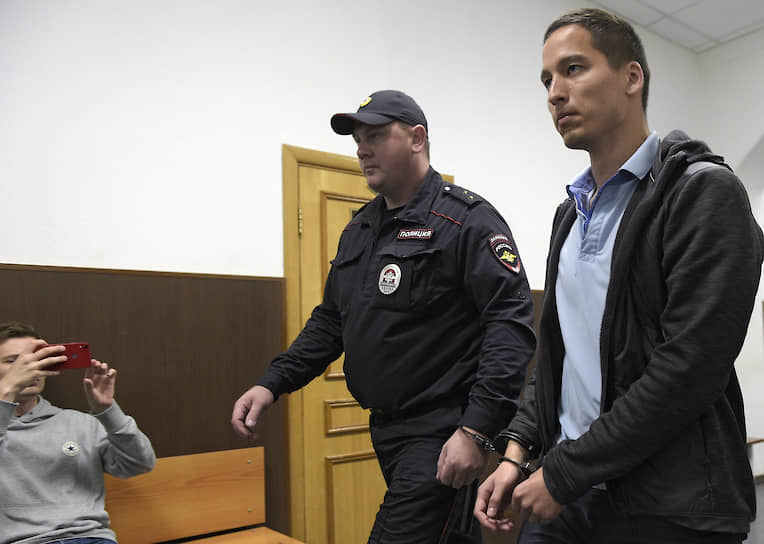 , 25 лет, выпускник МФТИ. Задержан в два часа ночи 9 августа после проведенных накануне вечером у него дома обысков. 9 августа ему было предъявлено обвинение в участии в массовых беспорядках (ч. 2 ст. 212 УК). Арестован Басманным судом Москвы в тот же день до 9 октября. 31 августа Айдару Губайдулину смягчили обвинение и выделили дело в отдельное производство. Был обвинен в покушении на насилие в отношении представителя власти — ч. 3 ст. 30 и ч. 1 ст. 318 УК РФ. 18 сентября освобожден в зале суда. 15 октября СК РФ предъявил Габайдуллину новое обвинение — ч. 1 ст. 318 УК РФ (угроза применения насилия к представителю власти). 17 октября покинул Россию, а 23 октября был объявлен в международный розыск