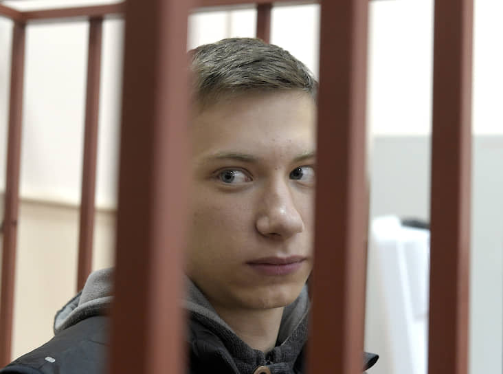 , 20 лет, волонтер партии «Яблоко». Задержан 27 июля у мэрии Москвы, провел двое суток в ОВД и был отпущен. Повторно задержан 11 августа после проведенных у него дома обысков по обвинению в участии в массовых беспорядках (ч.2 ст.212 УК РФ). Дал признательные показания в суде, рассказав, что бросил в полицейских две пластиковые бутылки. Арестован Басманным судом 12 августа на два месяца до 11 октября. 3 сентября уголовное дело в отношении Валерия Костенка было прекращено. Следователи не обнаружили в его действиях состава преступления