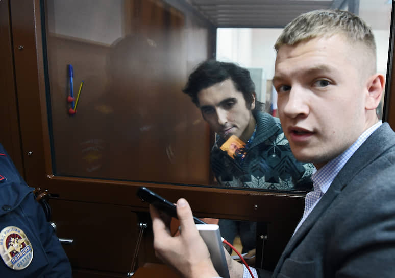 (слева), 27 лет, мерчендайзер, страдает астмой, обеспечивает 74-летнюю бабушку и 91-летнюю прабабушку Был задержан 14 октября после обыска, оставлен под стражей до 14 декабря решением Басманного районного суда. Обвиняется по ч.1 ст. 318 УК РФ. По версии следствия, схватил росгвардейца за жилет и «потянул на себя». Вину не признал. 4 декабря в ходе судебного заседания гособвинитель запросил для Емельянова 4 года колонии общего режима. 6 декабря Мещанский суд Москвы приговорил Владимира Емелььянова к 2 годам лишения свободы условно