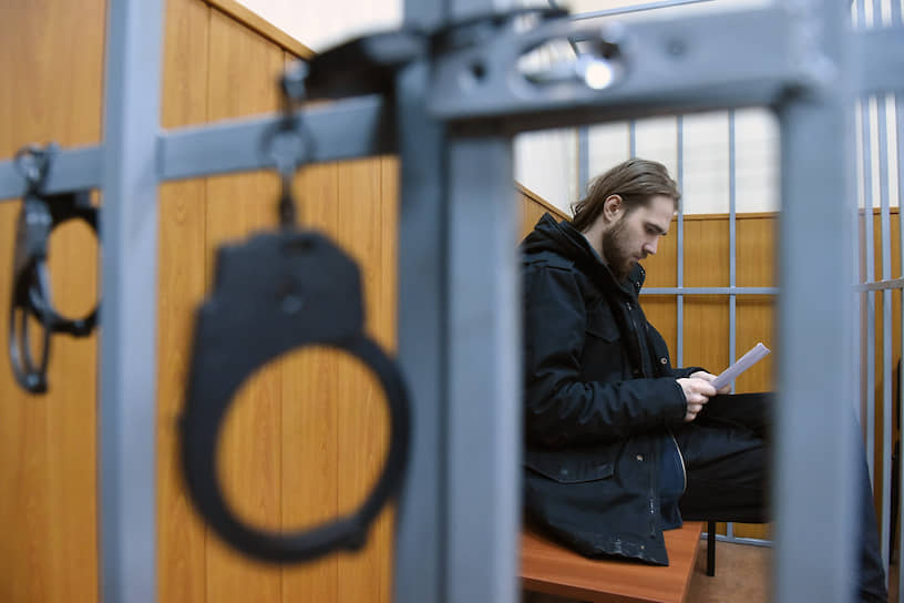, 26 лет, инженер-лаборант в строительной компании 14 октября был задержан после обыска и оставлен под стражей до 14 декабря. Вместе с Лесных и Мыльниковым обвиняется в применении насилия группой лиц по отношению к представителю власти (ст. 318 УК РФ). По версии следствия, они повалили росгвардейца на землю. 6 декабря Мещанский райсуд приговорил Максима Мартинцова к 2,5 годам колонии