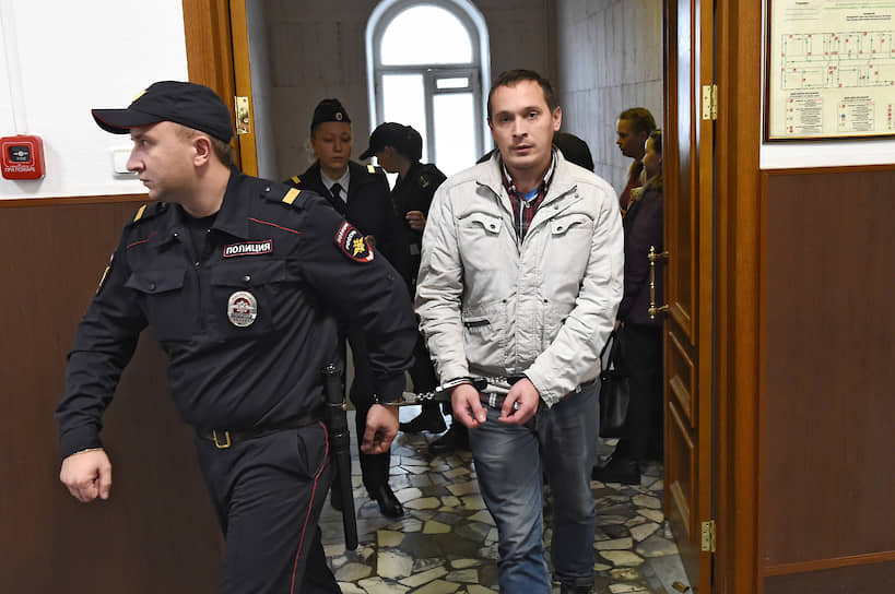 , 32 года, менеджер, отец троих детей 15 октября был задержан после обыска, оставлен под домашним арестом до 15 декабря. Вместе с Лесных и Мартинцовым обвиняется в применении насилия группой лиц по отношению к представителю власти (ст. 318 УК РФ). По версии следствия, они повалили росгвардейца на землю. 6 декабря Мещанский райсуд приговорил Александра Мыльникова к 2 годам условно