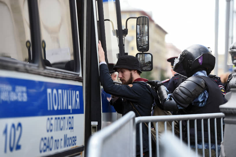 На фото: задержанный участник несогласованной акции протеста