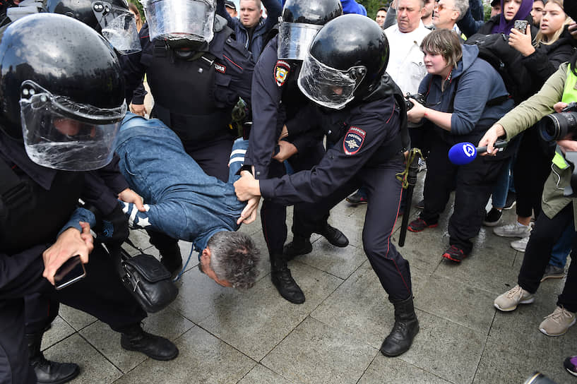 Заграждения выставляли вдоль бульваров, по периметру площадей и вдоль Тверской улицы На фото: задержание участника несогласованной акции