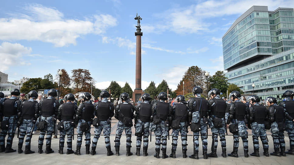 Начало массовой прогулки в соцсетях анонсировалось с 14:00 часов, примерно с 13:00 часов сотрудники полиции стали приглашать прохожих на разъяснительные беседы