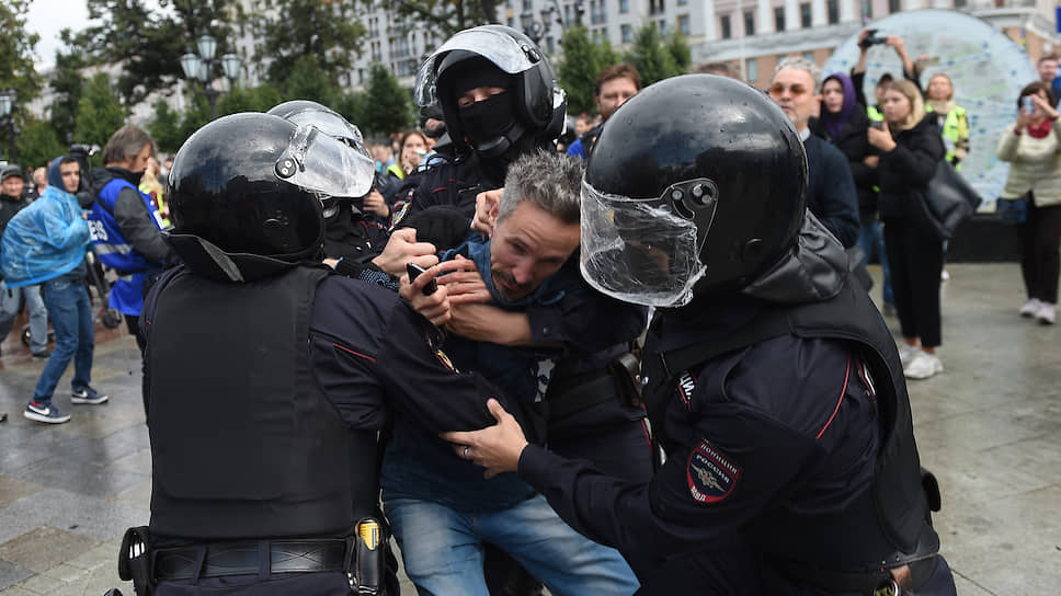 Во время несогласованной акции госпитализировали пятерых человек, в том числе сотрудника Росгвардии
