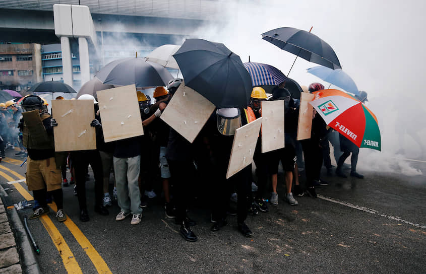 Тем не менее в Гонконге растут опасения, что этот хрупкий статус-кво может быть нарушен, в результате чего регион утратит свою уникальную идентичность   На фото: демонстрация 27 июля 