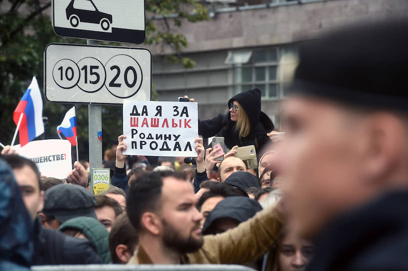 В самом конце акции полиция задержала Бориса Золотаревского — начальника штаба незарегистрированного кандидата Ивана Жданова. Господин Золотаревский со сцены призвал собравшихся после митинга «сходить на прогулку» к администрации президента