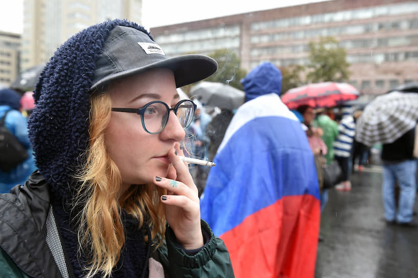 Вскоре после начала митинга стало известно об обысках в Центре сбора подписей, где находилась в то время незарегистрированный кандидат Любовь Соболь, и об обысках в резервной студии «Навальный Live»