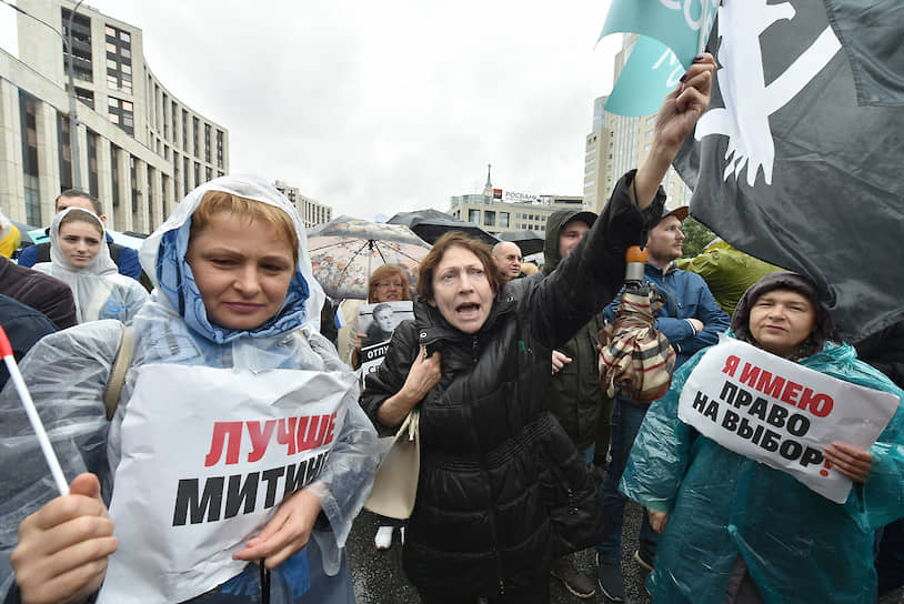 В это же время в Санкт-Петербурге проходила акция в защиту честных выборов и солидарности с московской оппозицией. По данным “Ъ”, всего у Гостиного двора собралось более двухсот граждан. В итоге был задержан 81 человек. Акции протеста также проходили в городах Сибири и на Дальнем Востоке