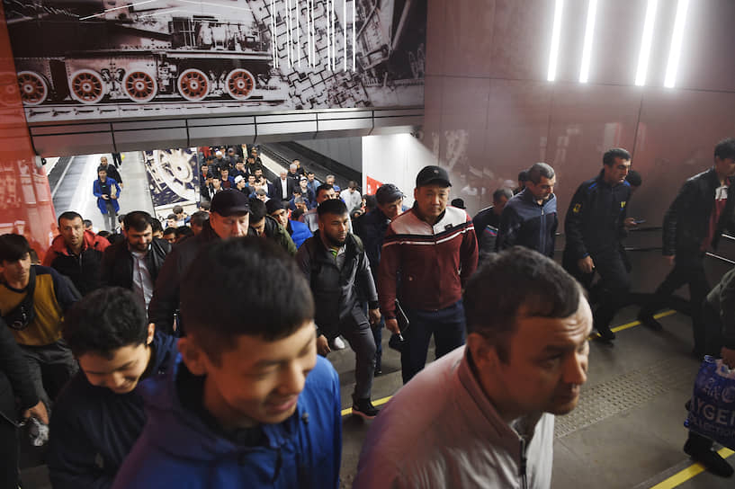 Верующие в метро перед началом праздника Курбан-Байрам 