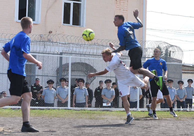 Павел Мамаев (второй справа) во время матча