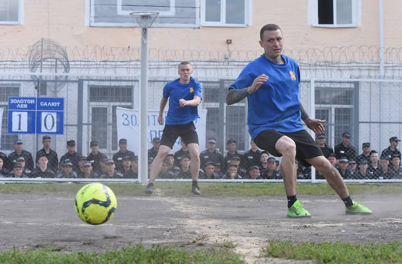 Павел Мамаев (справа) во время матча