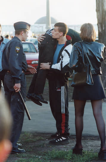 Друг в Adidas всегда готов прийти на помощь Москва, 1990-е годы