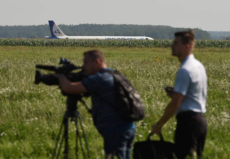 Airbus A321 компании «Уральские авиалинии» совершил аварийную посадку в поле вскоре после вылета из аэропорта Жуковский 