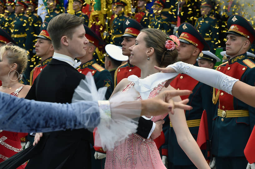 Участники бала во время церемонии открытия игр  