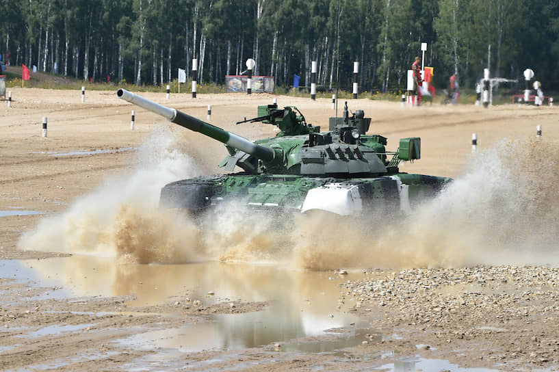 Танк Т-80 во время биатлона  