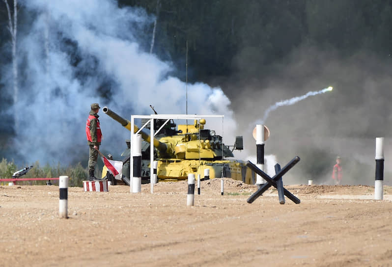 Т-80 во время танкового биатлона 