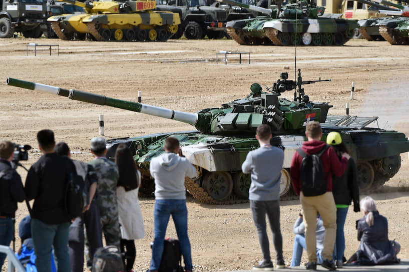 Т-72 во время танкового биатлона 