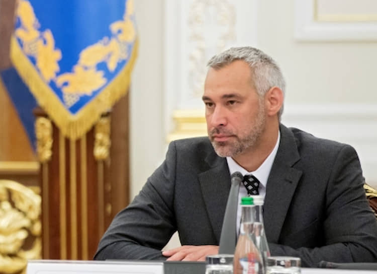 Руслан Рябошапка (справа), заместитель главы офиса президента    Бывший замминистра юстиции Украины (стаж работы в министерстве — 12 лет). В офисе президента отвечает за правовой блок. Председатель Национального совета по антикоррупционной политике 