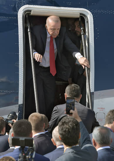 Владимир Путин выразил надежду, что «достижения отечественного авиапрома и технические возможности Воздушно-космических сил России заинтересуют турецких партнеров». По его мнению, это откроет новые возможности для взаимного сотрудничества На фото: президент Турции Реджеп Тайип Эрдоган