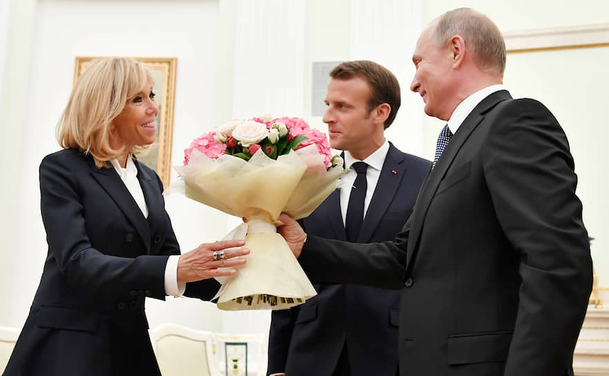 Владимир Путин в знак приветствия  . Так, 19 мая 2018 года президент России вручил букет прибывшей на переговоры в Сочи Ангеле Меркель. Немецкие журналисты усмотрели в этом намек на то, что канцлер Германии — всего лишь слабая женщина. В Кремле не согласились с такими домыслами. 24 мая 2018 года букет роз от Владимира Путина получила Бриджит Макрон (на фото). А 15 июля того же года президент России подарил цветы Колинде Грабар-Китарович, президенту Хорватии 