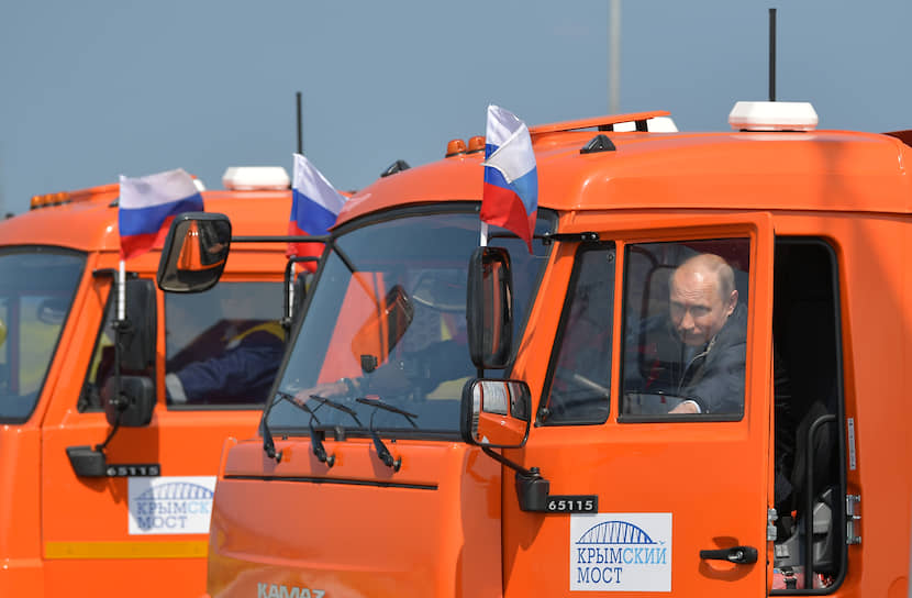 Еще одна  . Так, 15 мая 2018 года президент за рулем КамАЗа открывал Крымский мост. В августе 2010 года на желтой «Ладе-Калине» проехал 2,2 тыс. км по трассе Чита — Хабаровск. А 1 апреля 2011 года Владимир Путин протестировал российскую машину-гибрид «Ё-мобиль» 