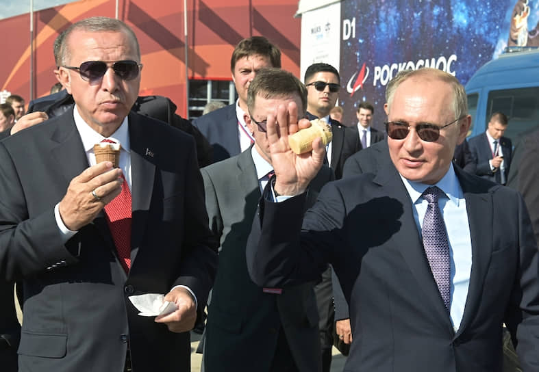 Владимир Путин  . Тогда за клубничный и шоколадный рожки он расплатился купюрой в 500 руб. С тех пор есть мороженое на авиасалоне стало для него традицией. В этом году он купил два рожка себе (шоколадный и сливочный) и еще одним угостил турецкого лидера Реджепа Тайипа Эрдогана. Достоинство купюры в руках Владимира Путина выросло в 10 раз — до 5 тыс. руб., а сдачу он оставил главе Минпромторга Денису Мантурову «на развитие авиации» 