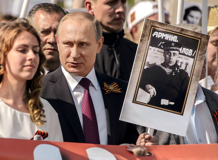 С 2015 года в День Победы Владимир Путин  . В руках он несет портрет своего отца Владимира Спиридоновича, который в ходе Великой Отечественной войны принимал участие в снятии блокады Ленинграда 