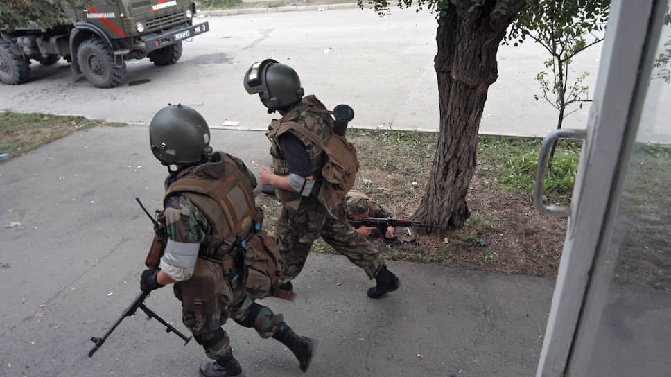 Бойцы спецподразделения «Альфа» около захваченной школы