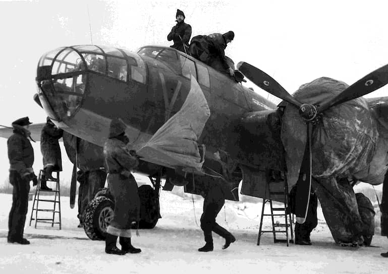 Бомбардировщик B-25 готовят к боевому вылету в Бельгии, февраль 1945 года 