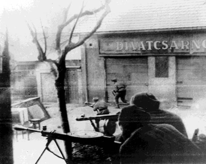 Советские солдаты во время боев в Венгрии 
