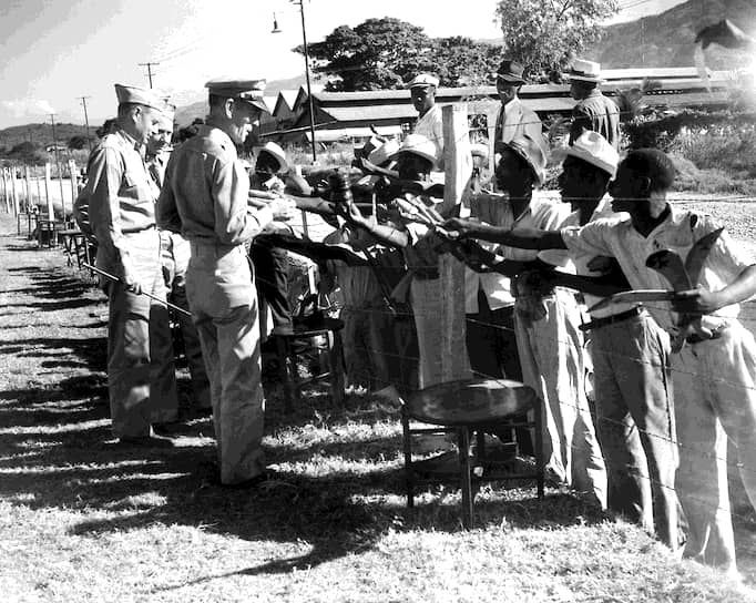 Жители Гаити предлагают товары американским военным, 1943 год 