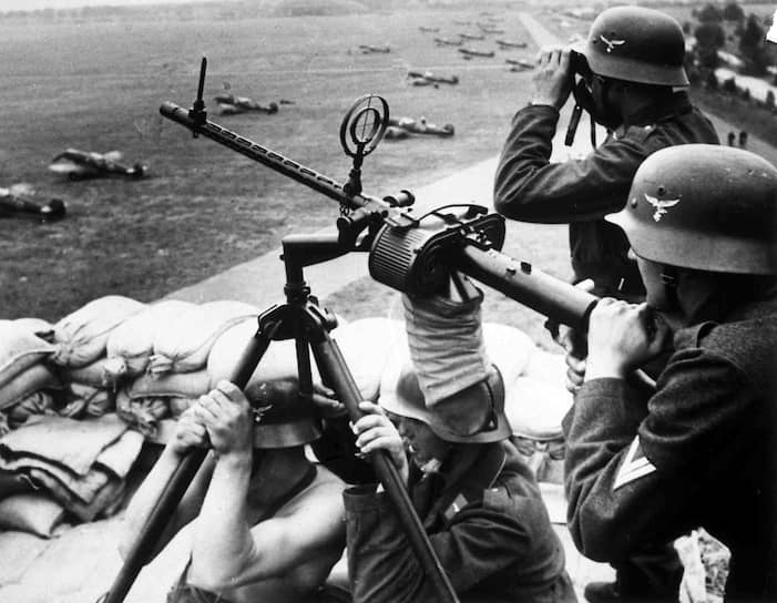Немецкие военные защищают аэродром под Берлином, сентябрь 1939 года 