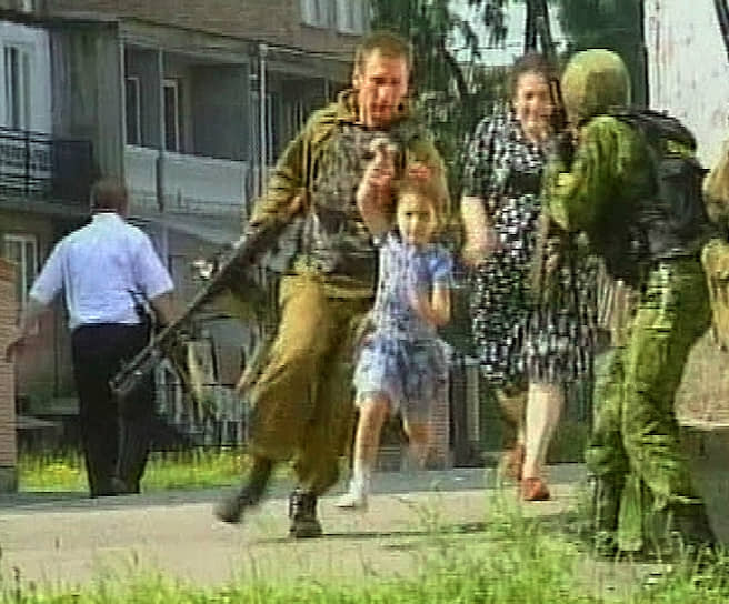 Солдаты  уводят заложников от захваченной школы 